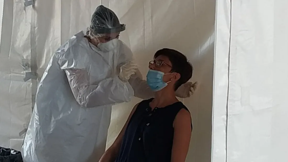 Prélèvement au centre de dépistage de Château-Gontier, Halle du Haut-Anjou en août 2020.